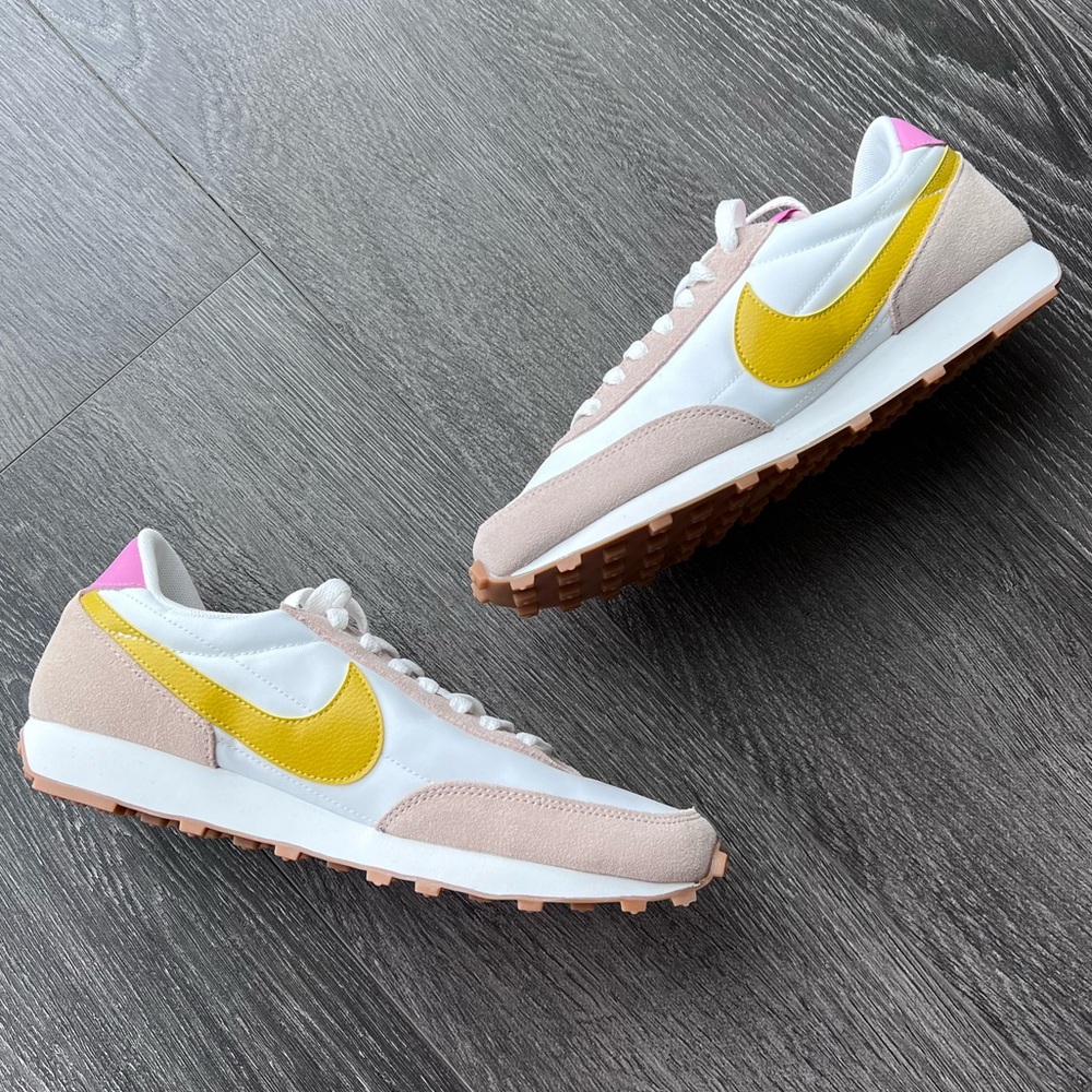 Nike - Fossil Stone Saffron Quartz Daybreak Sneakers
